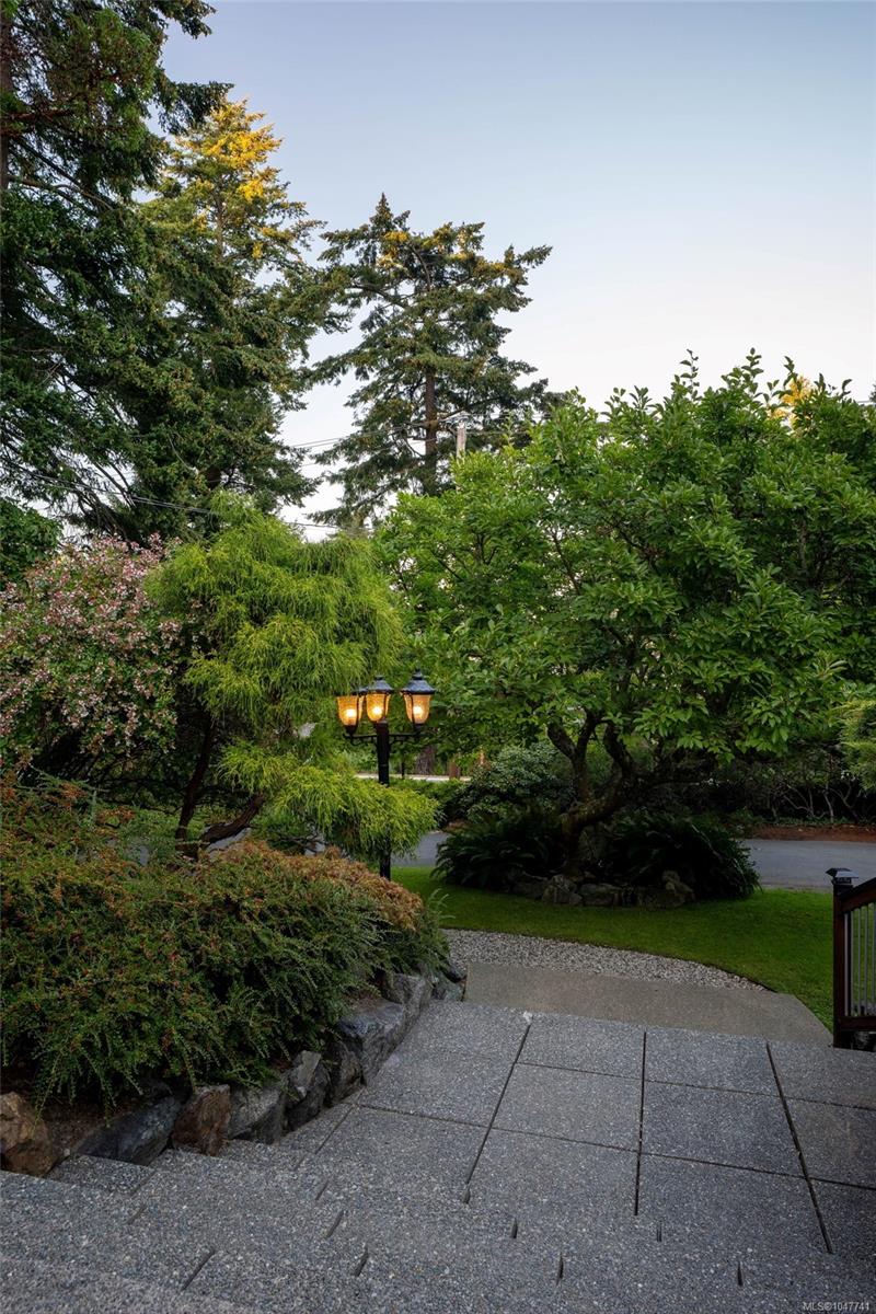2229 Arbutus Rd E