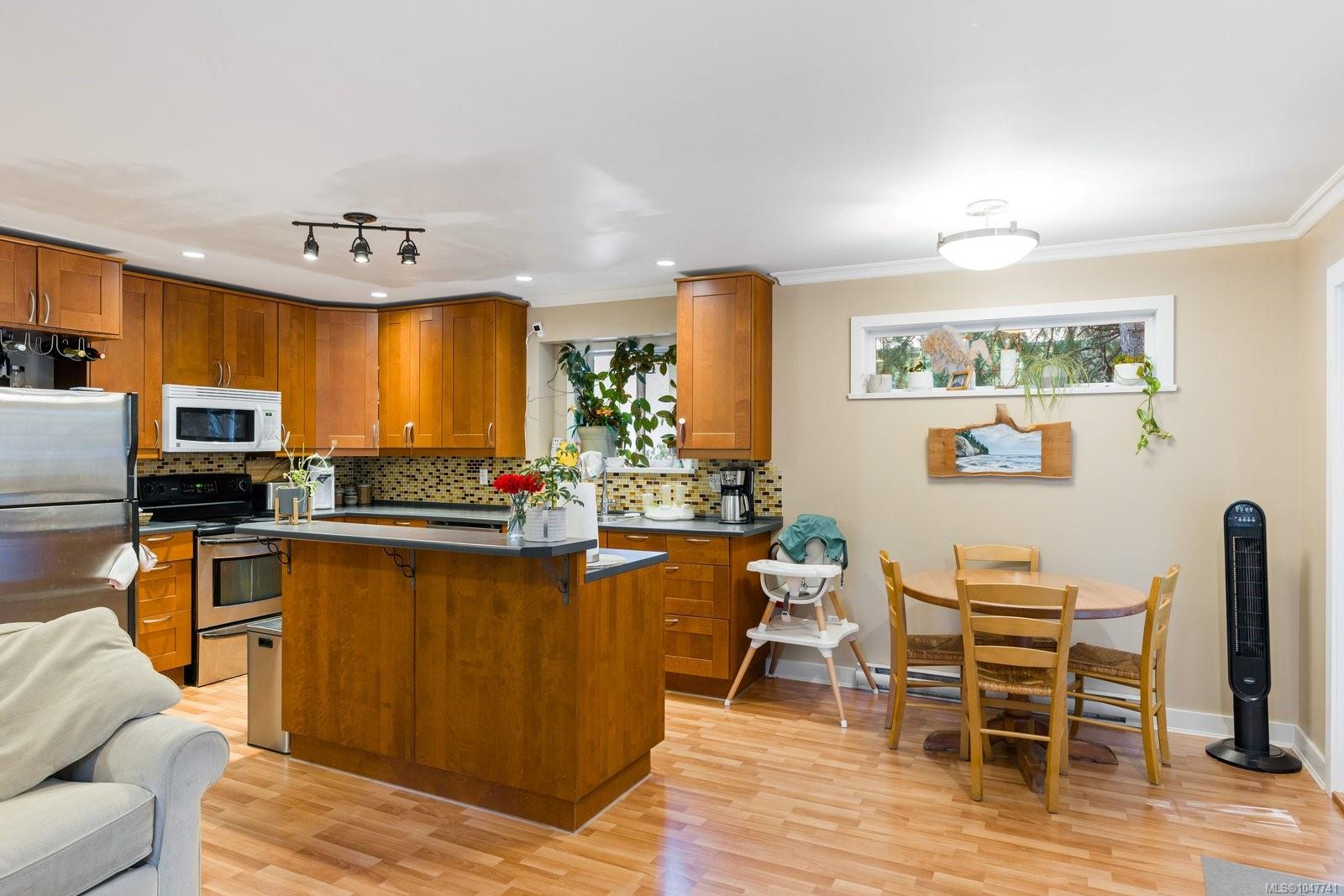 2229 Arbutus Rd E