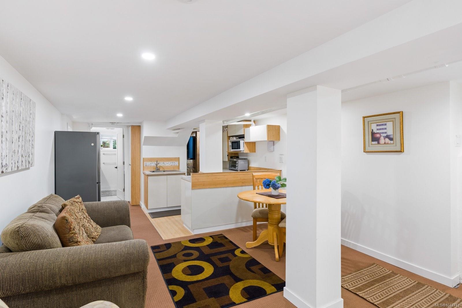 2229 Arbutus Rd E