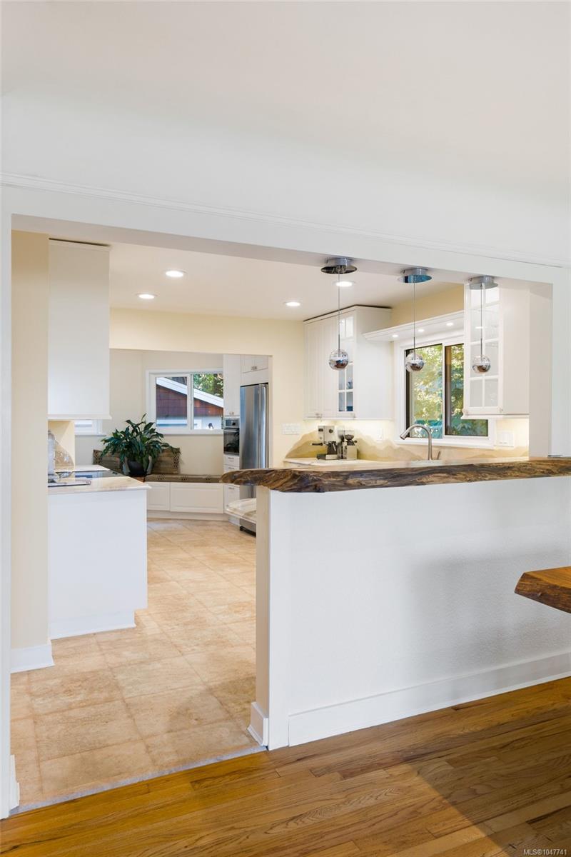 2229 Arbutus Rd E