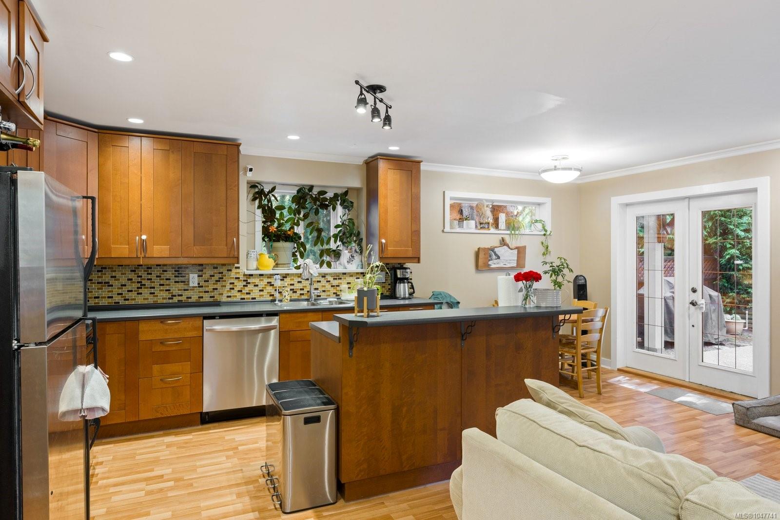2229 Arbutus Rd E