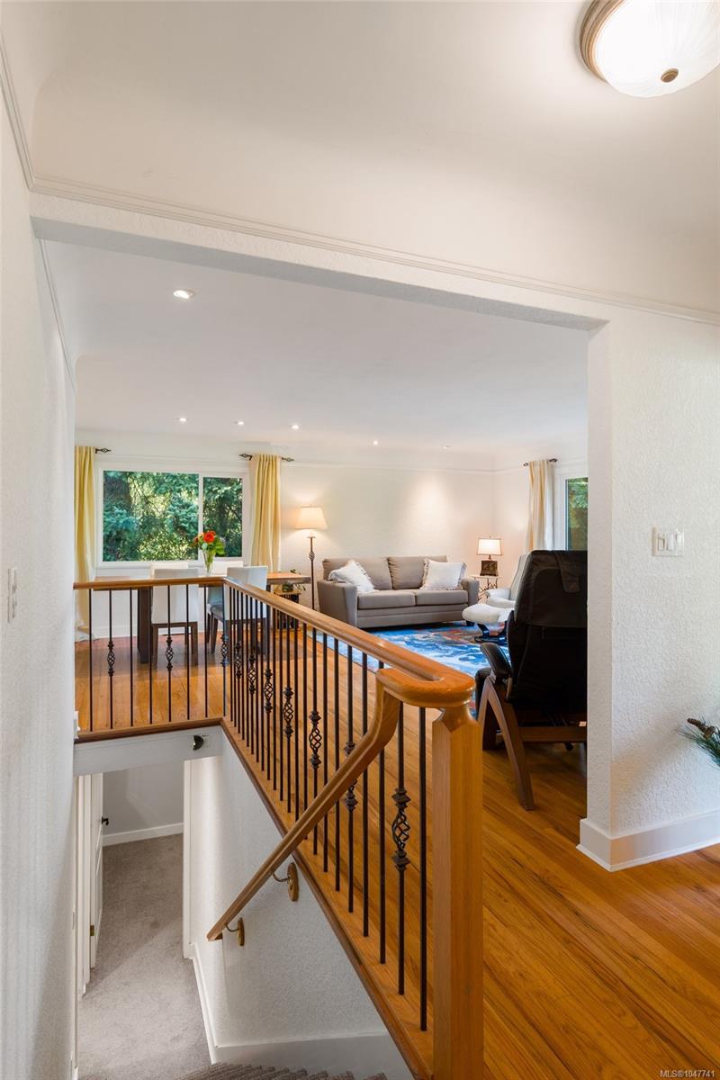 2229 Arbutus Rd E