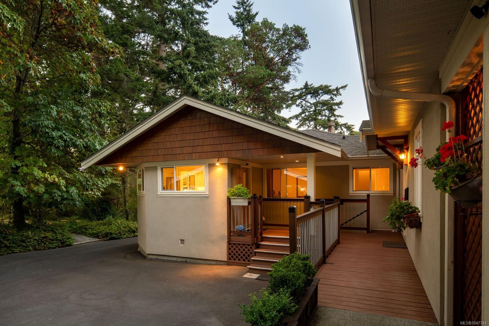 2229 Arbutus Rd E