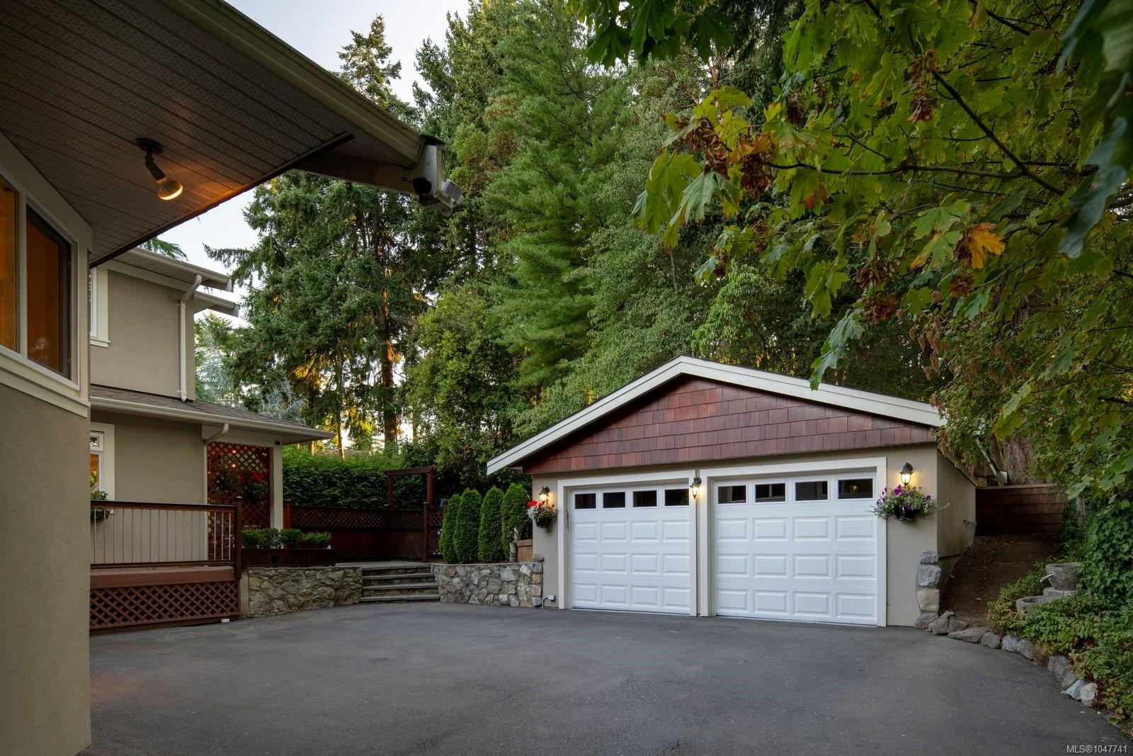 2229 Arbutus Rd E
