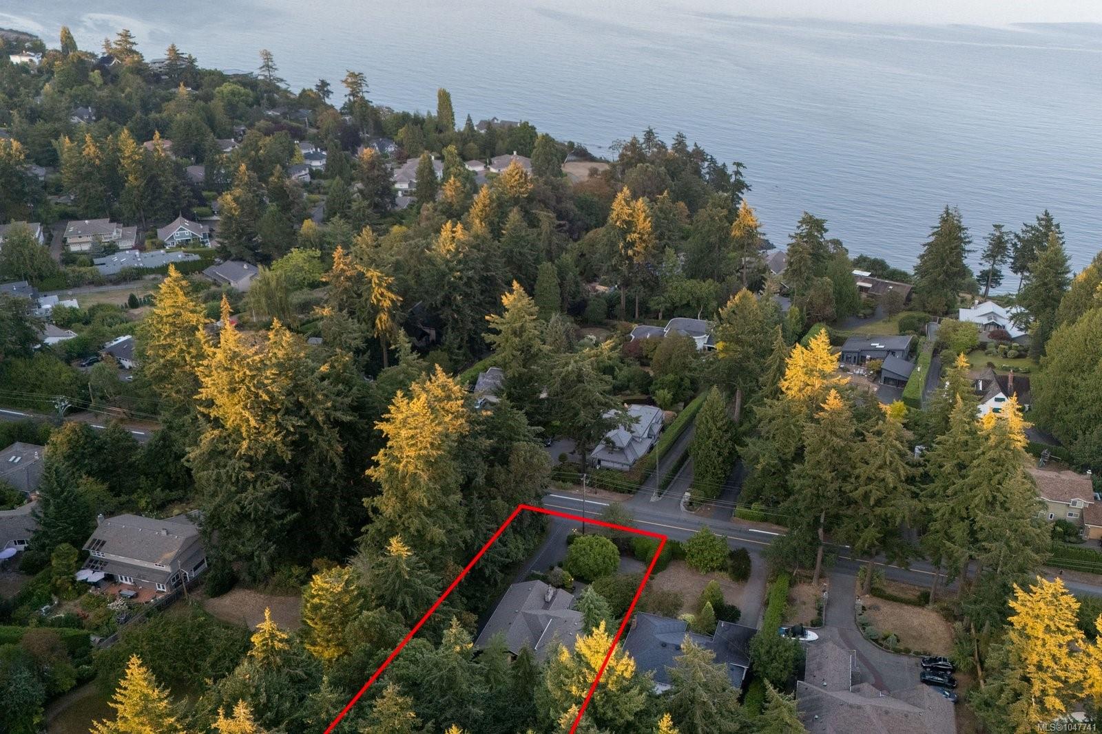2229 Arbutus Rd E