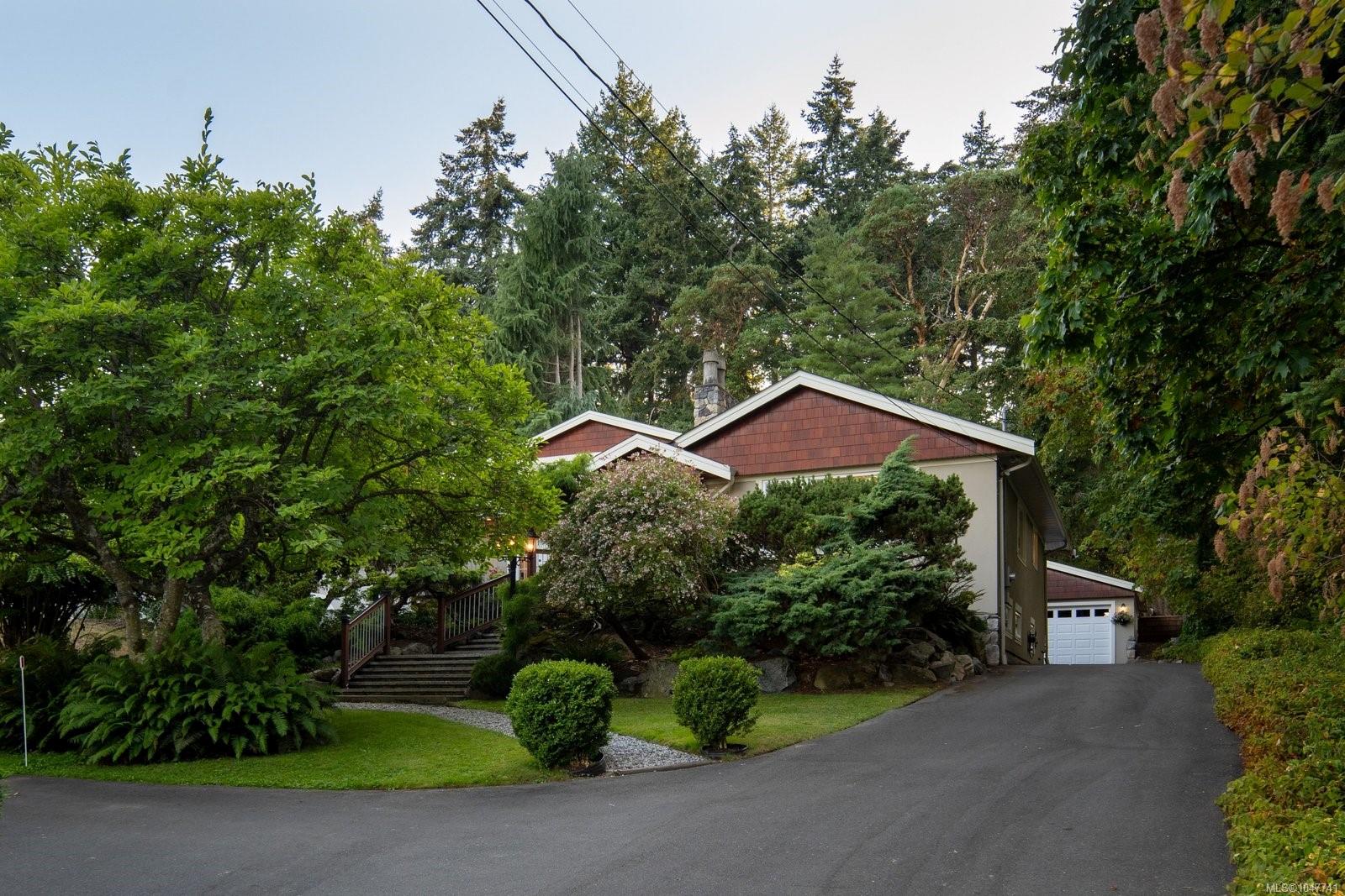 2229 Arbutus Rd E