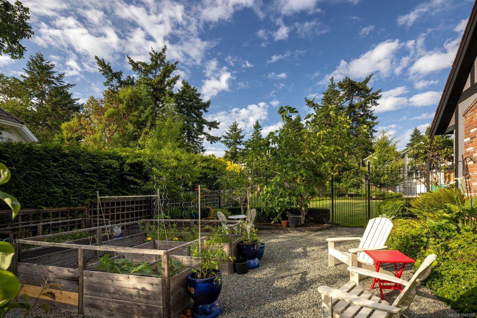 2773 Arbutus Rd