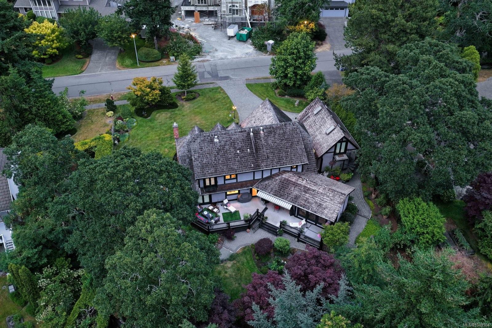 2773 Arbutus Rd