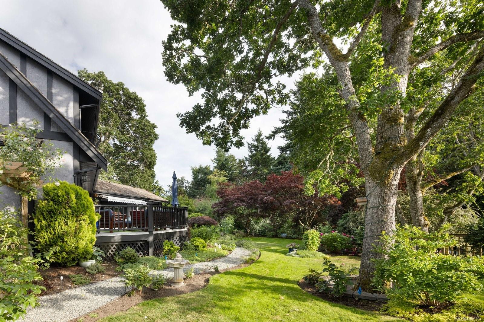 2773 Arbutus Rd