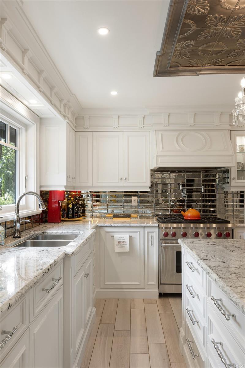 2773 Arbutus Rd