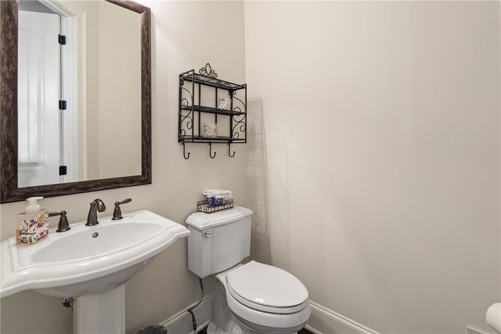 2595 Hillandale Circle