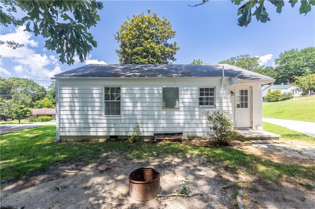 383 LAURA Drive NW