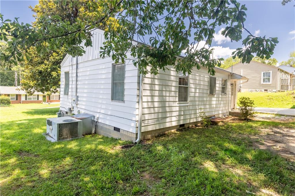 383 LAURA Drive NW