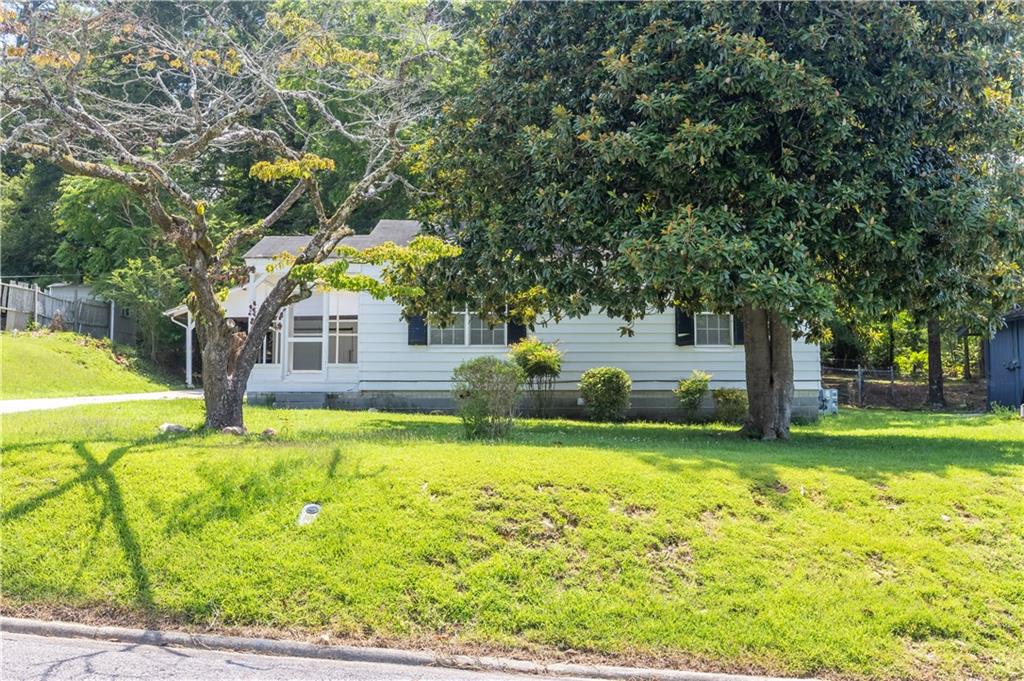 383 LAURA Drive NW