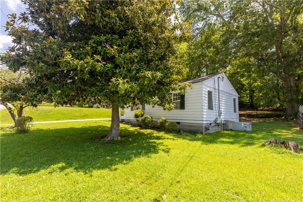 383 LAURA Drive NW
