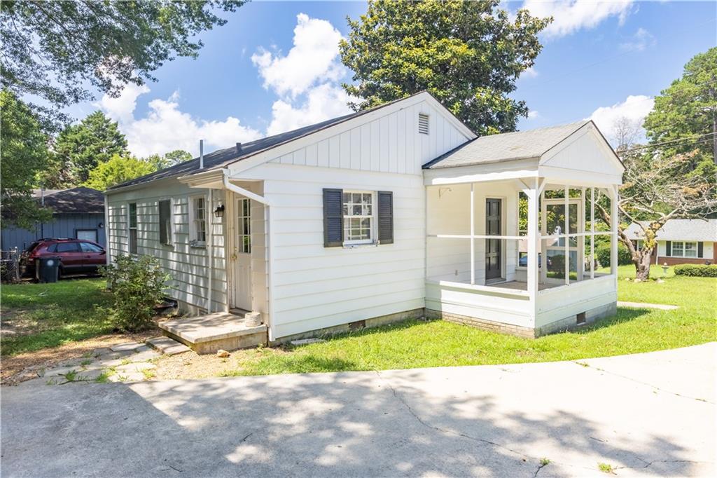 383 LAURA Drive NW