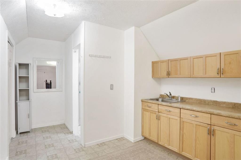 5085 Meadowbrook Circle