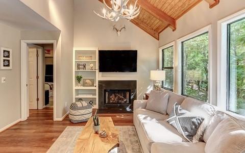 67 Laughing Fox Knoll