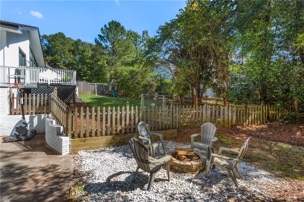 1025 Martins Lake Close