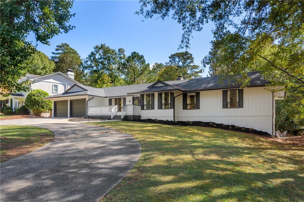 1025 Martins Lake Close
