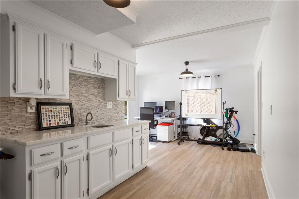 1025 Martins Lake Close