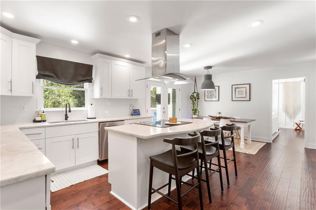 1025 Martins Lake Close
