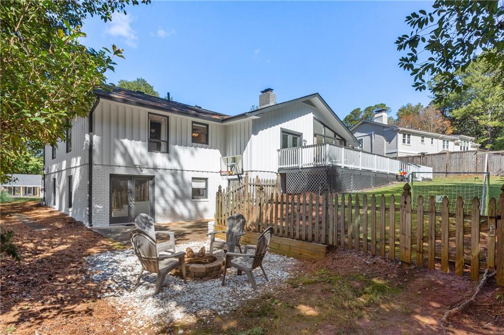 1025 Martins Lake Close