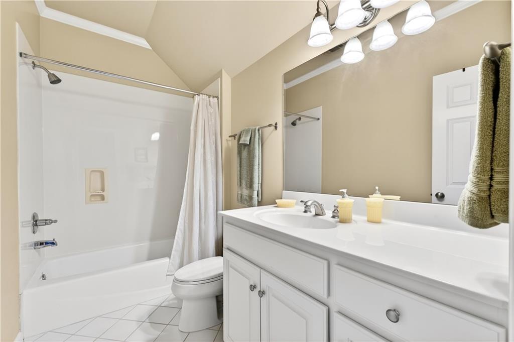 1136 Bellewood Square