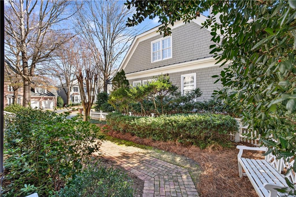 1136 Bellewood Square