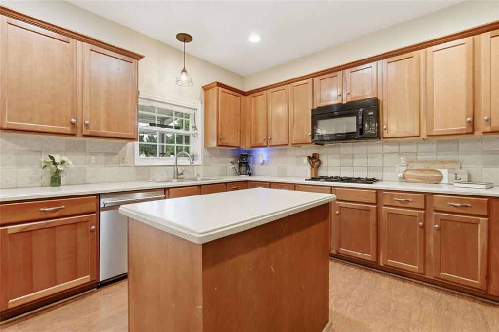 504 Crestview Court