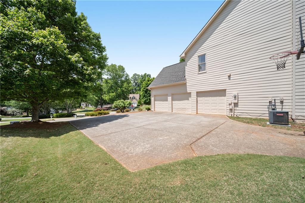 6405 Lake Trace