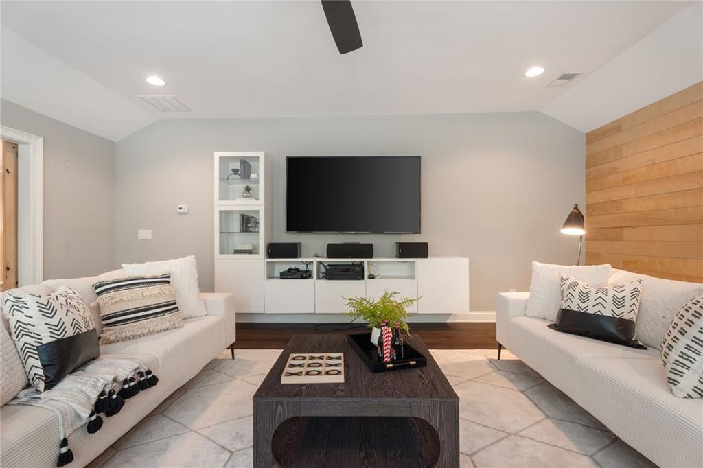 764 Creekside Bend
