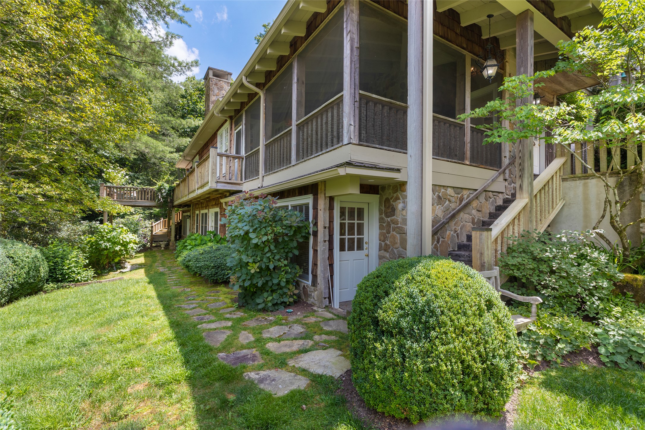 1094 Moorewood Road