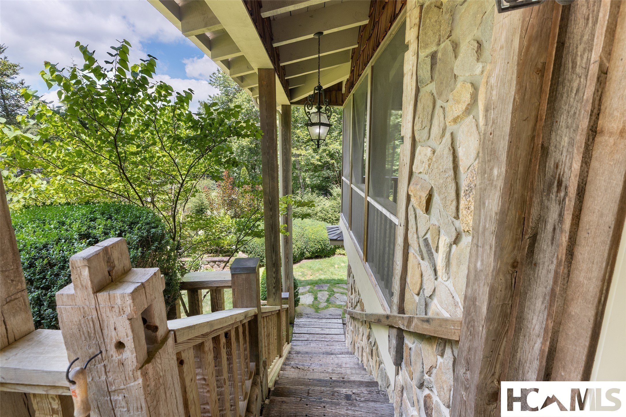 1094 Moorewood Road