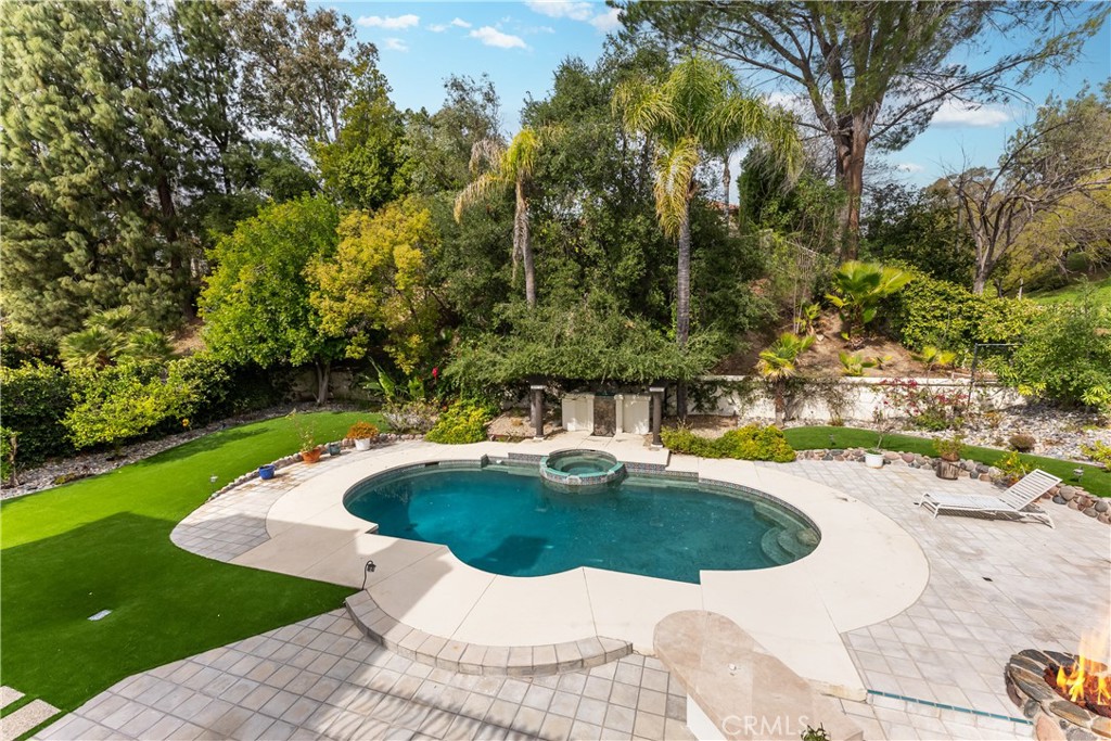 25605 Queenscliff Court