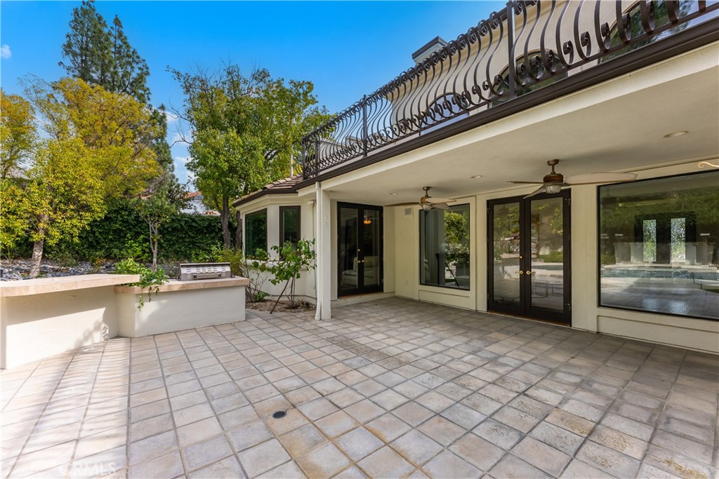 25605 Queenscliff Court