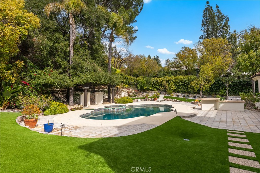 25605 Queenscliff Court