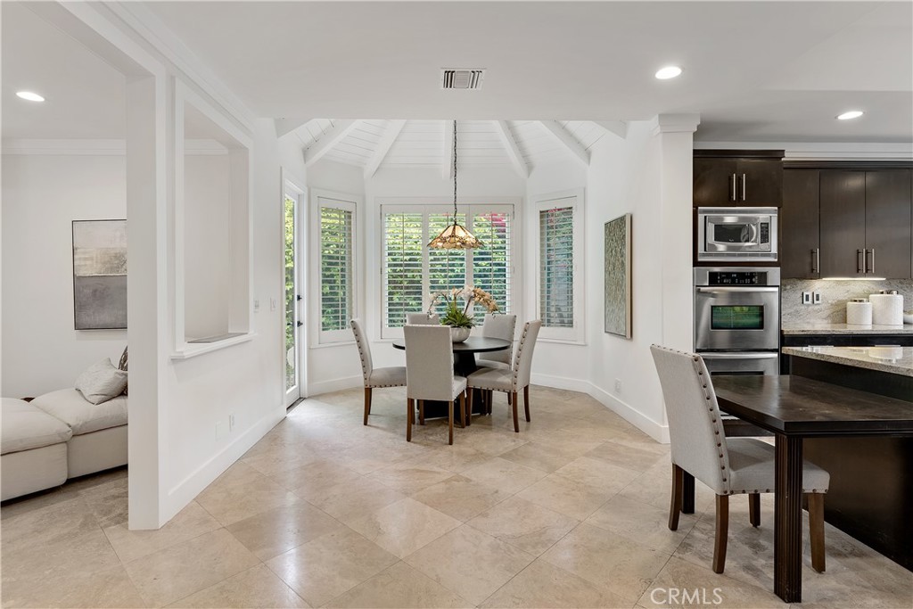 25605 Queenscliff Court