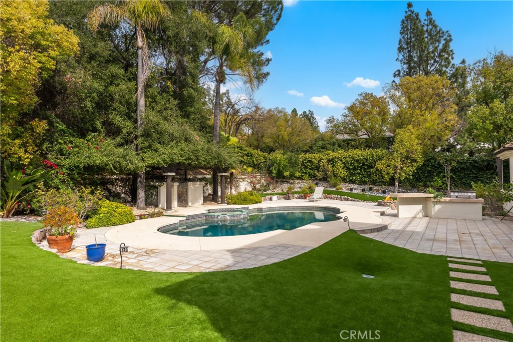 25605 Queenscliff Court