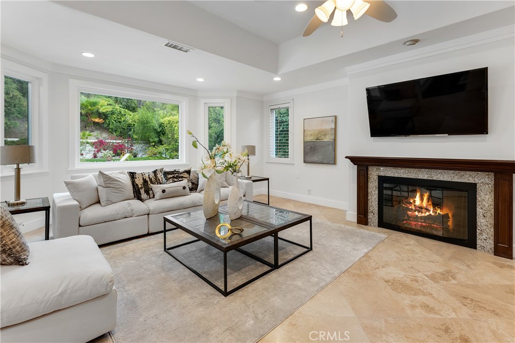 25605 Queenscliff Court