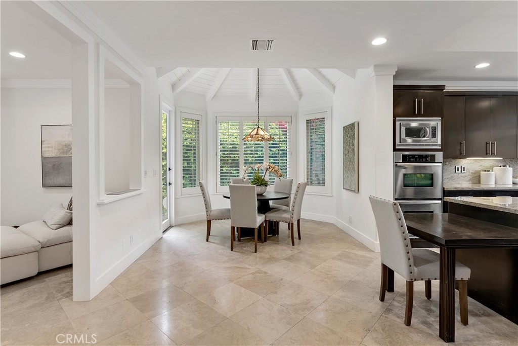 25605 Queenscliff Court