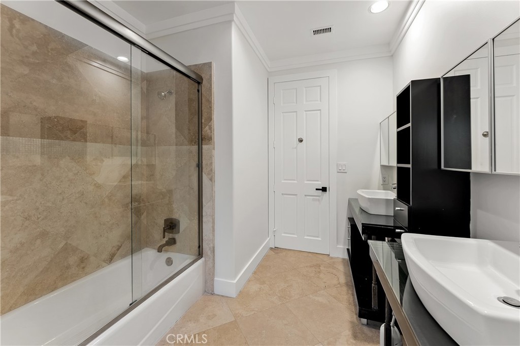 25605 Queenscliff Court