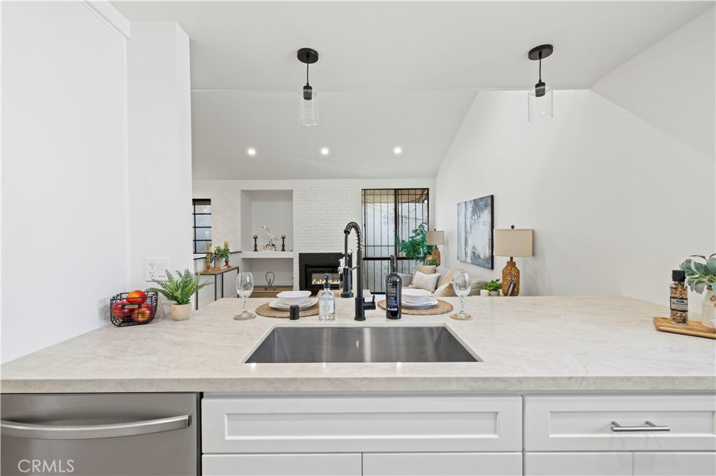 11107 Arminta Street 15