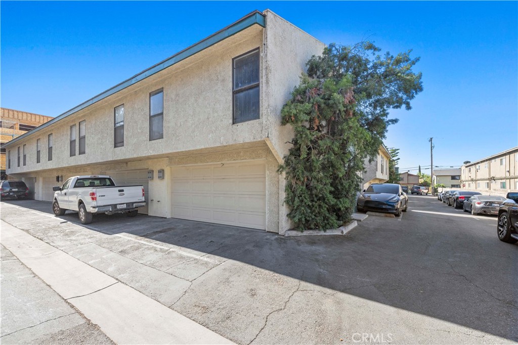 11107 Arminta Street 15