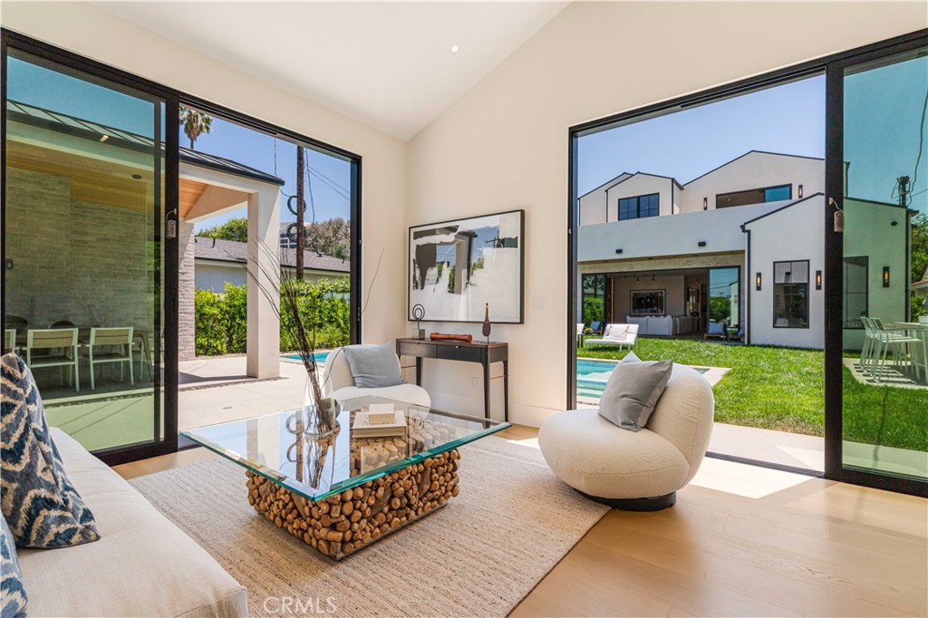 16711 Moorpark Street