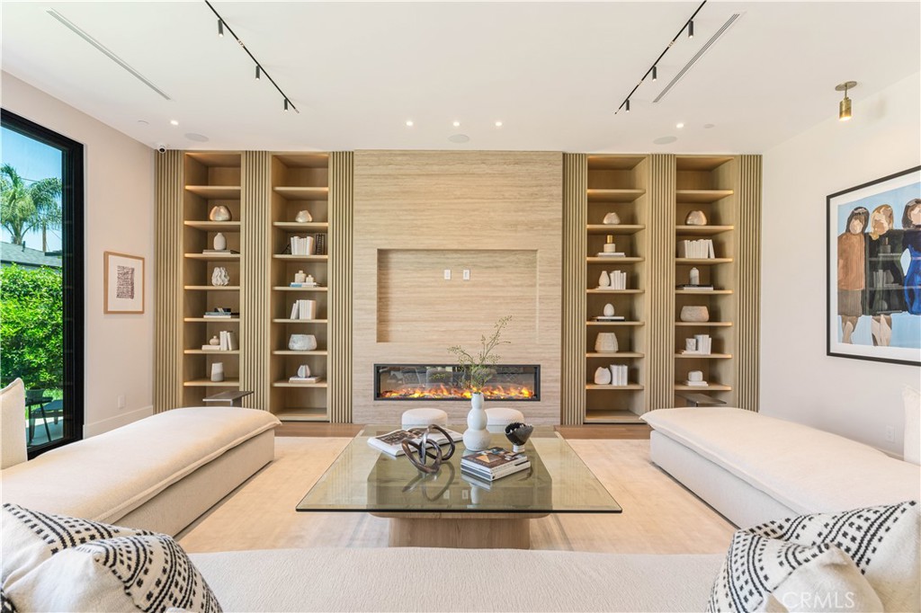 16711 Moorpark Street