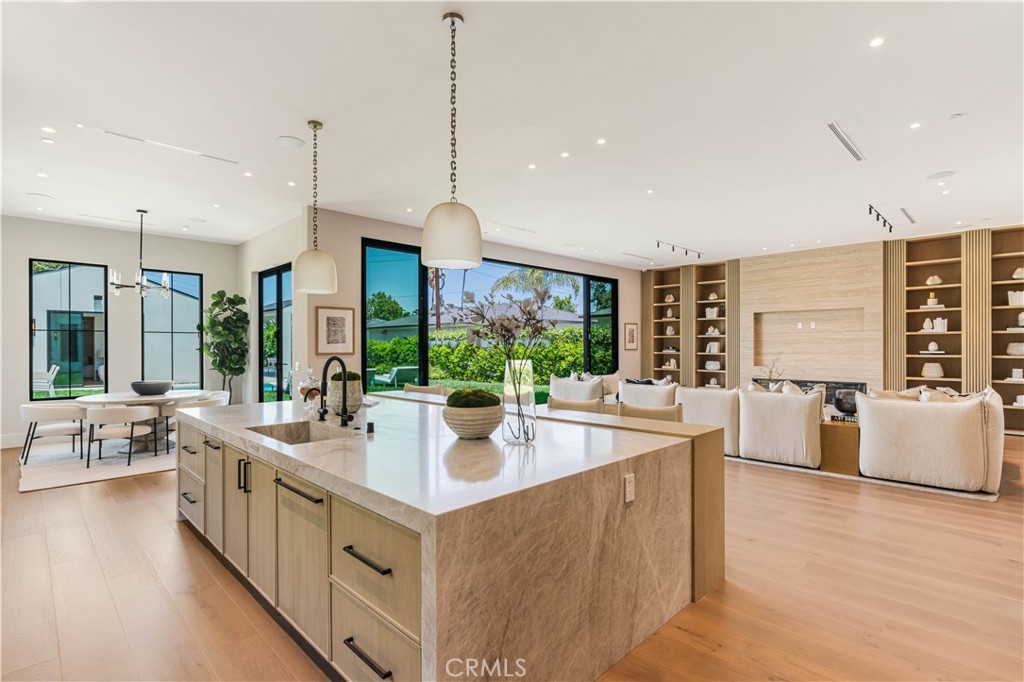 16711 Moorpark Street