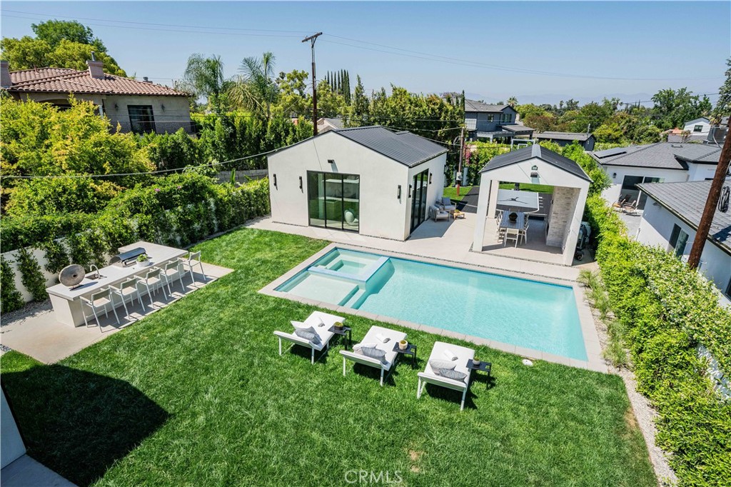 16711 Moorpark Street