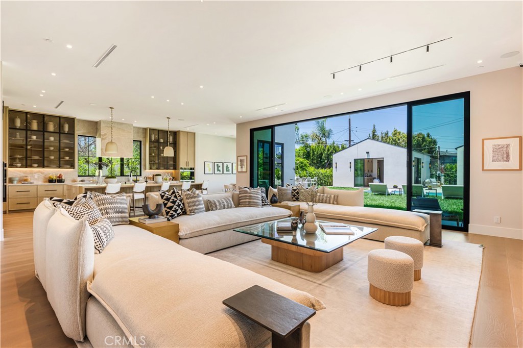 16711 Moorpark Street