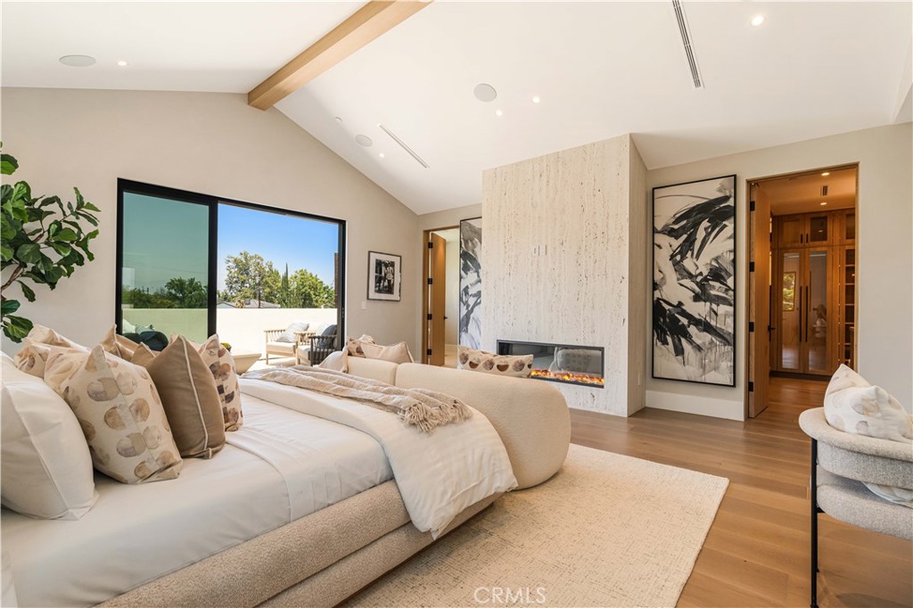 16711 Moorpark Street